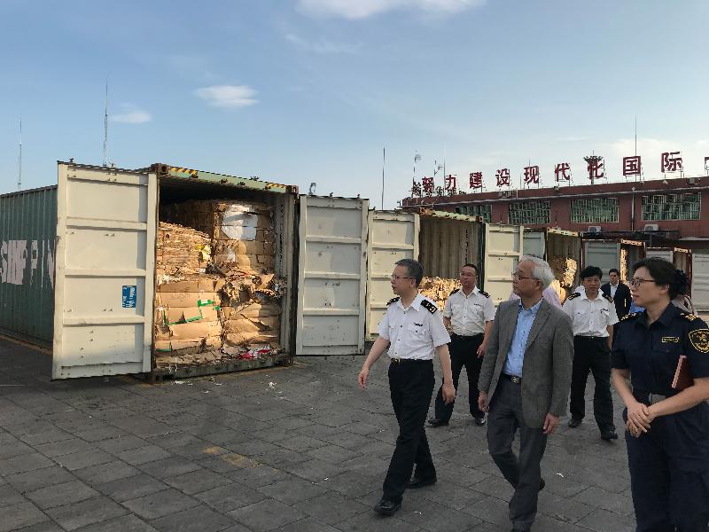 環境局副局長謝展寰（右二）今日（五月十六日）到廣州黃埔海關口岸，了解香港回收物料及廢紙進口內地的檢測工作。