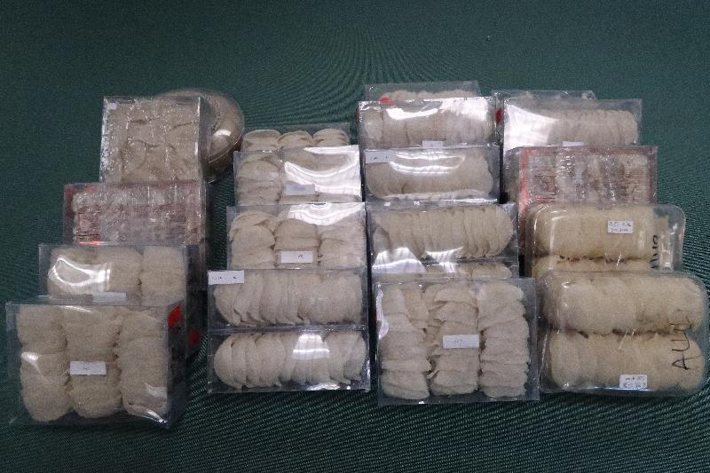 Hong Kong Customs yesterday (May 15) seized about 12 kilograms of suspected smuggled bird nest with an estimated market value of about $640,000 on board an outgoing private car at Lok Ma Chau Control Point.