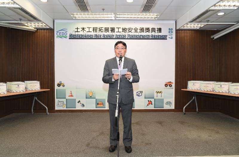 The Civil Engineering and Development Department (CEDD) today (May 16) held the 9th CEDD Construction Site Safety Award Presentation Ceremony at the Civil Engineering and Development Building. Photo shows the Director of Civil Engineering and Development, Mr Lam Sai-hung, addressing the ceremony.