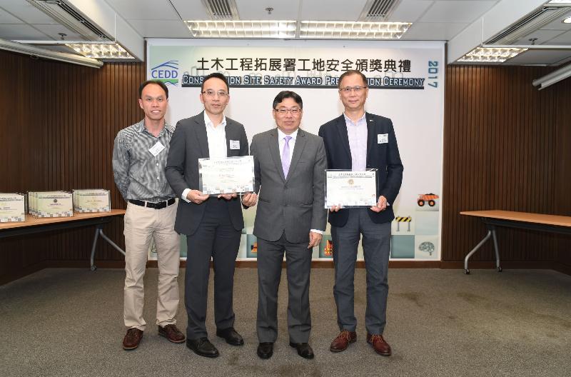 The Civil Engineering and Development Department (CEDD) today (May 16) held the 9th CEDD Construction Site Safety Award Presentation Ceremony at the Civil Engineering and Development Building. Photo shows the Director of Civil Engineering and Development, Mr Lam Sai-hung (second right), presenting the gold award under Contracts Group I to the representatives of the winning contractor China Geo-Engineering Corporation and the supervisory team from AECOM Asia Company Limited.