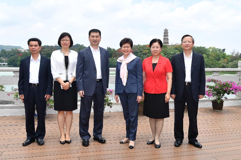 The Chief Executive, Mrs Carrie Lam, met with the Acting Mayor of Huizhou, Mr Liu Ji, in Huizhou today (May 16). Photo shows Mrs Lam (third right) with Mr Liu (third left) and other officials of the Huizhou Municipal Government before the meeting.