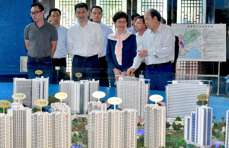 The Chief Executive, Mrs Carrie Lam, today (May 16) visited a large residential project where many Hong Kong people live during her visit to Huizhou. Photo shows Mrs Lam (front row, second right) receiving a briefing on the project. Looking on is the Acting Mayor of Huizhou, Mr Liu Ji (front row, second left).