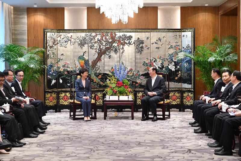 The Chief Executive, Mrs Carrie Lam (fourth left), meets with the Secretary of the CPC Guangzhou Municipal Committee, Mr Ren Xuefeng (fourth right), in Guangzhou today (May 16). The Secretary for Constitutional and Mainland Affairs, Mr Patrick Nip (third left); the Director of the Chief Executive's Office, Mr Chan Kwok-ki (second left); the Mayor of the Guangzhou Municipal Government, Mr Wen Guohui (third right); and the Director General of the Hong Kong and Macao Affairs Office of the People’s Government of Guangdong Province, Mr Liao Jingshan (second right) also attended the meeting.