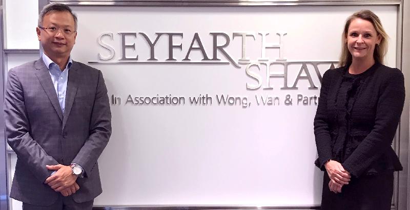 美國賽法思•肖律師事務所今日（五月十七日）在香港開設地區辦事處。圖示該律師事務所的主管合夥人黃志豪（左）及合夥人茱莉亞葛咸。
