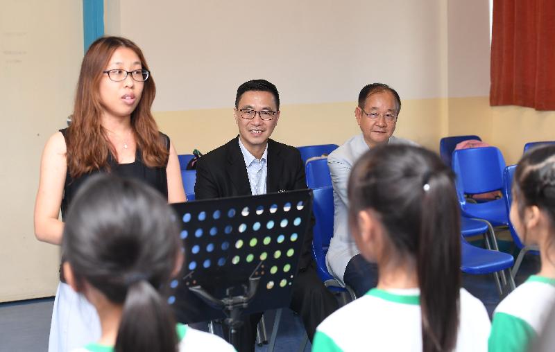 The Secretary for Education, Mr Kevin Yeung (centre), today (May 17) visited Sai Kung District and first went to Sai Kung Central Lee Siu Yam Memorial School. He is pictured watching a choir performance by students.