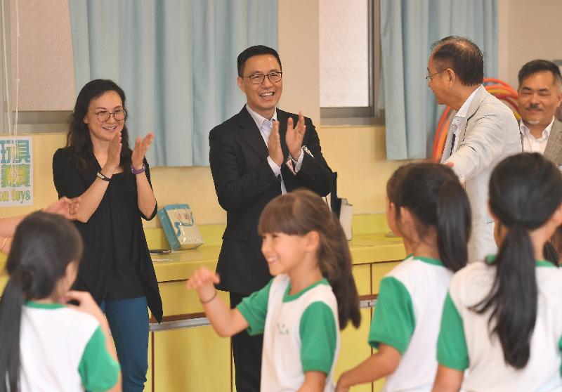 The Secretary for Education, Mr Kevin Yeung (centre), today (May 17) visited Sai Kung Central Lee Siu Yam Memorial School. He is pictured watching a dancing performance by students. 