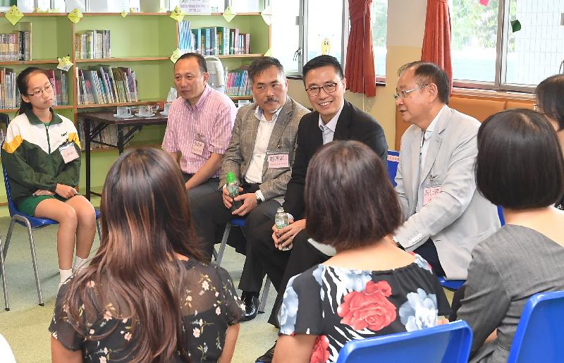 During his visit to Sai Kung Central Lee Siu Yam Memorial School today (May 17), the Secretary for Education, Mr Kevin Yeung (second right), listened to the opinions expressed by teaching staff, parents and students of the school.