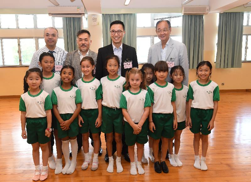 The Secretary for Education, Mr Kevin Yeung (second right, back row), today (May 17) is pictured with students, including non-Chinese-speaking students, at Sai Kung Central Lee Siu Yam Memorial School.