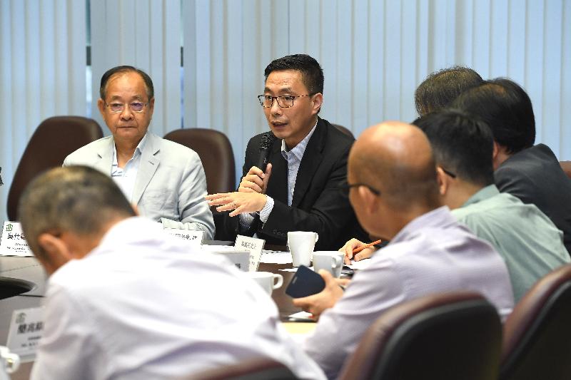 The Secretary for Education, Mr Kevin Yeung (second left), today (May 17) visited Sai Kung District Council where he met with the Chairman, Mr George Ng (first left), and other members to exchange views on education and other district issues. 