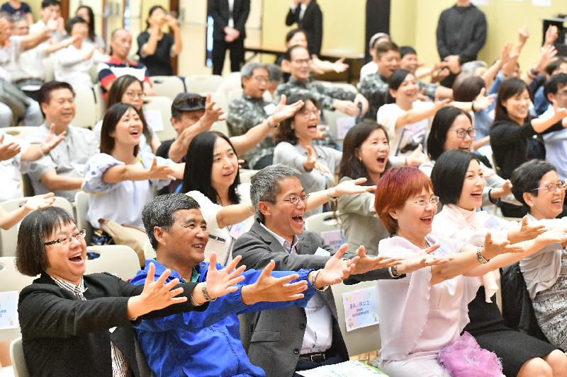 主禮嘉賓與參加者今日（五月十七日）在「我好『叻』」社區健康推廣計劃嘉許典禮上一同參與「大笑瑜伽」。