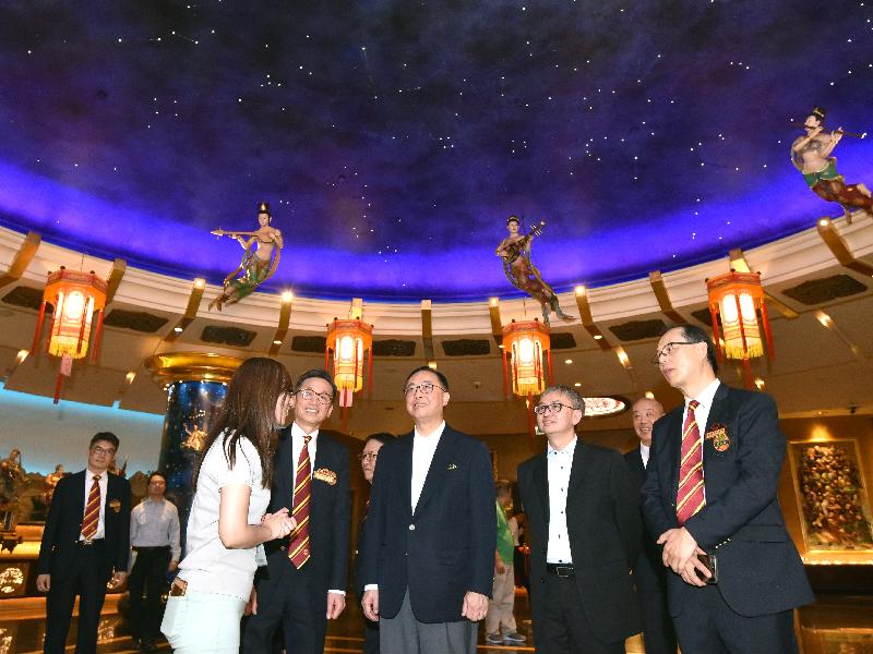 The Secretary for Innovation and Technology, Mr Nicholas W Yang (front row, third right), receives a briefing by representatives of Sik Sik Yuen on e-services that assist worshippers through application of technology at the Taisui Yuenchen Hall of Wong Tai Sin Temple today (May 17). Next to Mr Yang is the Under Secretary for Innovation and Technology, Dr David Chung (front row, second right).