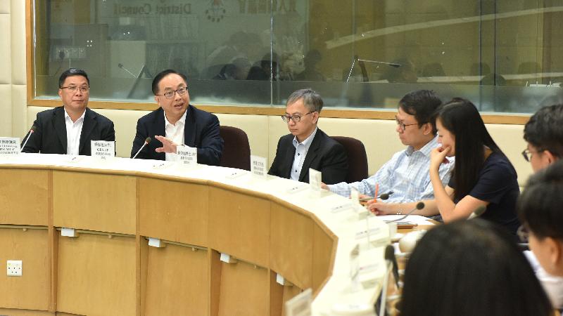 The Secretary for Innovation and Technology, Mr Nicholas W Yang (second left), meets members of the Wong Tai Sin District Council (WTSDC) today (May 17) to exchange views on innovation and technology matters, as well as district facilities and services. Also present are the Under Secretary for Innovation and Technology, Dr David Chung (third left), and the Chairman of the WTSDC, Mr Li Tak-hong (first left).