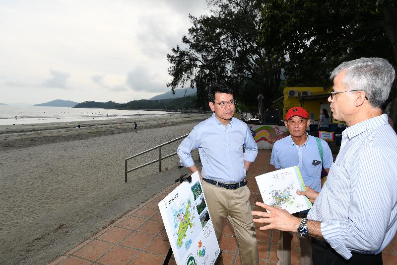 The Secretary for Commerce and Economic Development, Mr Edward Yau (left), visited Pui O Beach during his visit to Islands District today (May 17) and learned about the major conservation proposals for south Lantau under the Sustainable Lantau Blueprint.