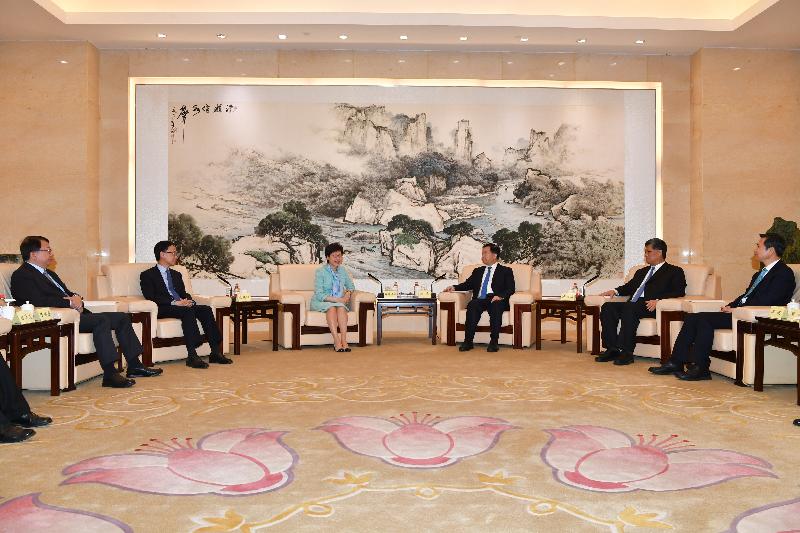 The Chief Executive, Mrs Carrie Lam (third left), met with the Secretary of the CPC Guangdong Provincial Committee, Mr Li Xi (third right), in Guangzhou today (May 17). Also joining the meeting were the Secretary for Constitutional and Mainland Affairs, Mr Patrick Nip (second left); the Director of the Chief Executive's Office, Mr Chan Kwok-ki (first left); and the Governor of Guangdong Province, Mr Ma Xingrui (second right).