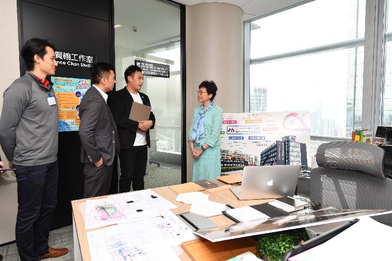 The Chief Executive, Mrs Carrie Lam, visited the Guangzhou Tianhe Hong Kong and Macau Youth Association in Guangzhou, today (May 17). Photo shows Mrs Lam (first right) chatting with young entrepreneurs who work there.