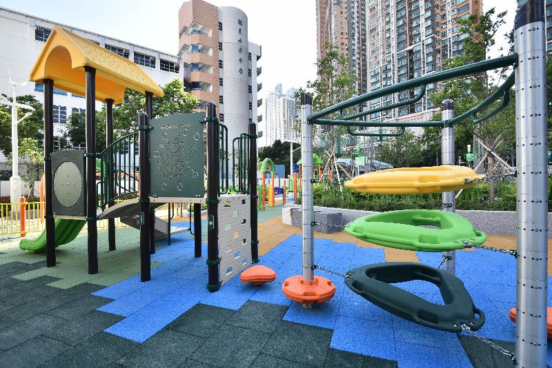 兴华街西游乐场于六月一日启用。图示儿童游乐场。
