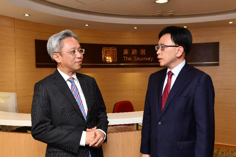 The Secretary for the Civil Service, Mr Joshua Law (left), visited the Treasury today (May 18). He is pictured meeting with the Director of Accounting Services, Mr Charlix Wong (right), to get an update on the department's work.