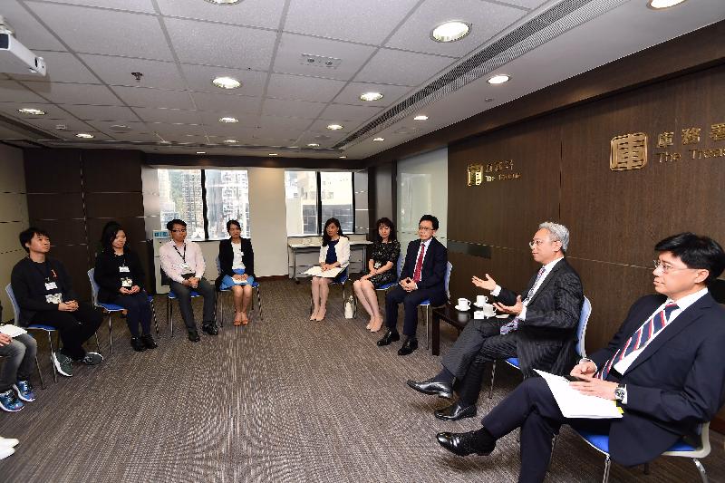 Accompanied by the Permanent Secretary for the Civil Service, Mr Thomas Chow (first right), the Secretary for the Civil Service, Mr Joshua Law (second right), today (May 18) visited the Treasury and met with staff representatives of various grades at a tea gathering to exchange views on matters of concern.