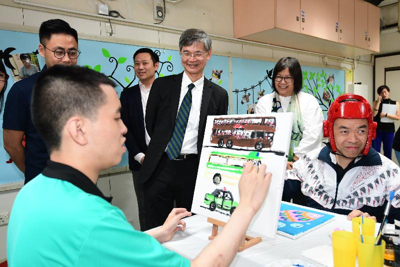 The Secretary for Labour and Welfare, Dr Law Chi-kwong, visited Yau Tsim Mong District today (May 18) and called at the Mental Health Association of Hong Kong (MHAHK) Yaumatei Day Activity Centre. Photo shows Dr Law (third right); the Under Secretary for Labour and Welfare, Mr Caspar Tsui (second left); the Chairman of Yau Tsim Mong District Council, Mr Chris Ip (first left); and the Chief Officer (Service) of the MHAHK, Ms Candy Shum (second right), watching trainees receiving art training.