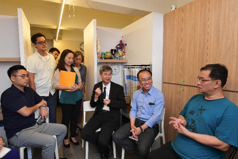The Secretary for Labour and Welfare, Dr Law Chi-kwong, visited Yau Tsim Mong District today (May 18) and called at the SOUK housing unit of the Society of Rehabilitation and Crime Prevention, Hong Kong (SRACP) in Yau Ma Tei. Photo shows (front row, from left) the Chairman of Yau Tsim Mong District Council, Mr Chris Ip; Dr Law; and the Chief Executive of the SRACP, Mr Andy Ng, chatting with a tenant who is an ex-offender.
