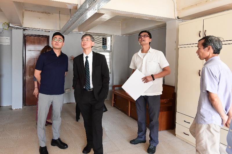 The Secretary for Labour and Welfare, Dr Law Chi-kwong, visited Yau Tsim Mong District today (May 18) and called at the SOUK housing unit of the Society of Rehabilitation and Crime Prevention, Hong Kong, in Yau Ma Tei. Photo shows the Chairman of Yau Tsim Mong District Council, Mr Chris Ip (first left) and Dr Law (second left) being briefed by the honorary designer and property owner on its design.