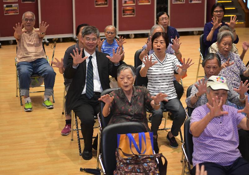 The Secretary for Labour and Welfare, Dr Law Chi-kwong, visited Yau Tsim Mong District today (May 18) and called at the Mong Kok Kai Fong Association Chan Hing Social Service Centre. Photo shows Dr Law (second left) joining the centre's elderly in a game.