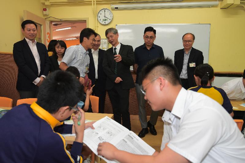 The Secretary for Labour and Welfare, Dr Law Chi-kwong, visited Yau Tsim Mong District today (May 18) and called at the Mong Kok Kai Fong Association Chan Hing Social Service Centre. Photo shows Dr Law (third right) watching a homework guidance class for newly arrived pupils held in the centre.