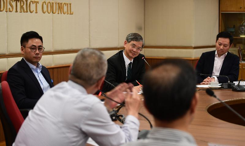 The Secretary for Labour and Welfare, Dr Law Chi-kwong, visited Yau Tsim Mong District today (May 18) and met with District Council members. Photo shows (from left) the Chairman of Yau Tsim Mong District Council, Mr Chris Ip; Dr Law; and the Under Secretary for Labour and Welfare, Mr Caspar Tsui, exchanging views with members on district matters.