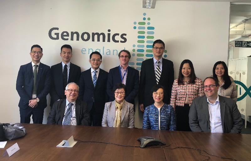 The Secretary for Food and Health, Professor Sophia Chan, continued her visit in London today (May 18, London time). She visited Genomics England to learn more about the latest developments in genomics. Genomics England, a company wholly owned by the UK Department of Health and Social Care, was set up to deliver the 100,000 Genomes Project. The project will sequence 100,000 whole genomes from selected patients and their families for analysis, with an aim to benefit patients, enable scientific discovery and enhance development of genomic medicine. Professor Chan (front row, second right) and the Director of Health, Dr Constance Chan (front row, second left), are pictured with the Deputy Chief Scientist of Genomics England, Dr Tom Fowler (front row, first right); the Head of Science Partnership, Dr Mark Bale (second row, fourth left); and Ethics Advisory Committee member Dr Ron Zimmern (front row, first left).