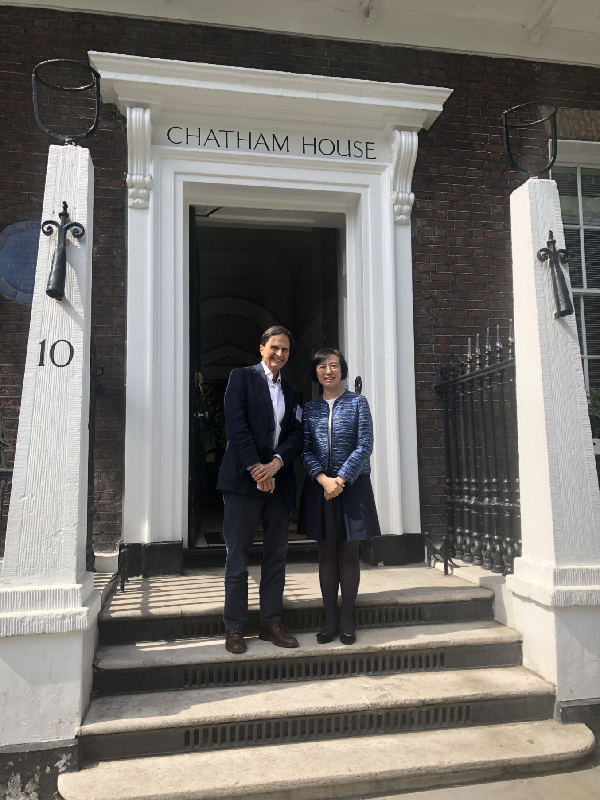 On her second day visit in London, the United Kingdom, the Secretary for Food and Health, Professor Chan, today (May 18, London time)  attended a round table discussion at Chatham House. Professor Chan (right) is pictured with Chatham House's Professor David Heymann.
