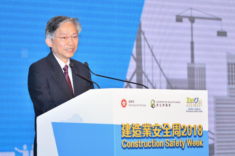 发展局和建造业议会今日（五月二十一日）合办「建造业安全周2018」开幕典礼和研讨会。图示发展局常任秘书长（工务）韩志强在开幕典礼上致辞。