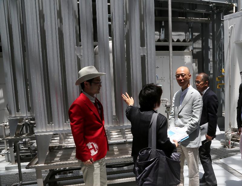 环境局局长黄锦星（右二）今日（五月二十一日）上午参观东京一家汽车公司，了解氢燃料电池车的制造技术及最新发展。