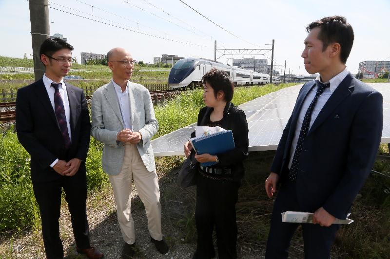 环境局局长黄锦星（左二）今日（五月二十一日）下午考察沿东京成田机场快线Sky Access铁路铺设的太阳能光伏板设施，了解太阳能发电站的运作情况及效果。
