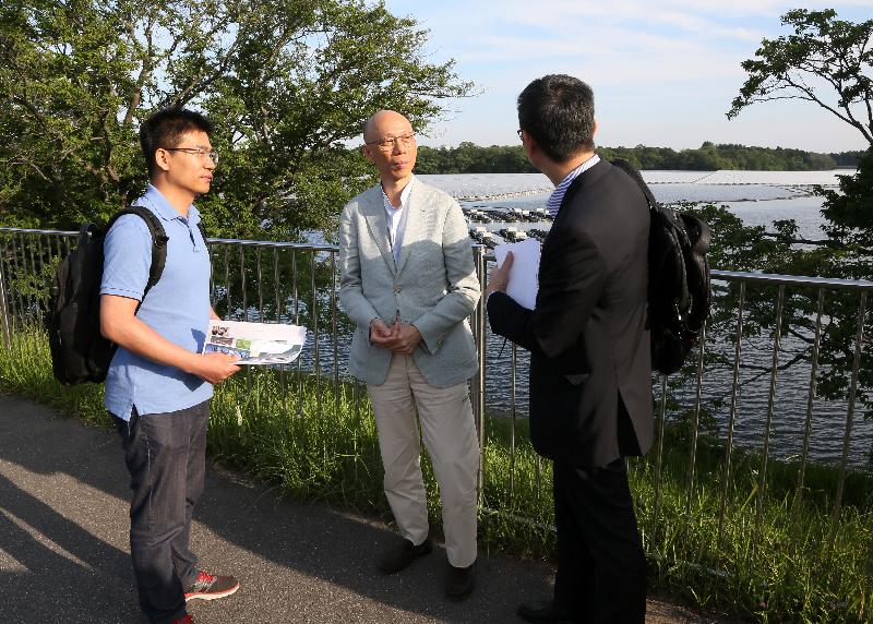 环境局局长黄锦星（中）今日（五月二十一日）下午参观日本山仓大坝水库的大型浮式太阳能发电站，该水库安装了约51,000块太阳能光伏板。