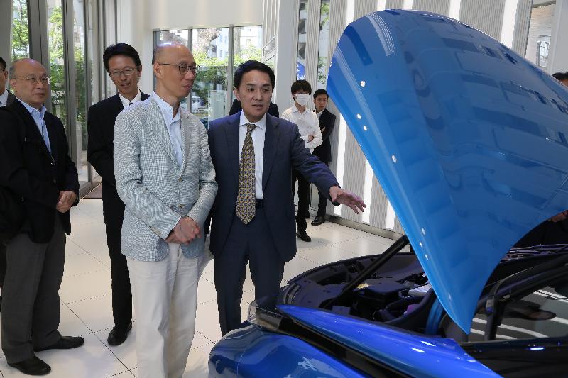 The Secretary for the Environment, Mr Wong Kam-sing (third left), visits an automobile company in Tokyo this morning (May 21) to observe the latest manufacturing technology and developments of hydrogen fuel cell vehicles. 