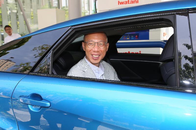 The Secretary for the Environment, Mr Wong Kam-sing visited an automobile company in Tokyo this morning (May 21) and took a ride in a hydrogen fuel cell car to better understand the applications of this new energy vehicle in Japan.