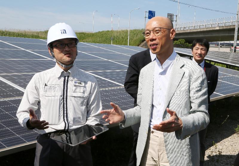 The Secretary for the Environment, Mr Wong Kam-sing (right), visits a solar panel facility constructed along the railway track of the Narita Sky Access Line in Tokyo this afternoon (May 21) to learn about the operation and performance of the solar power facility.