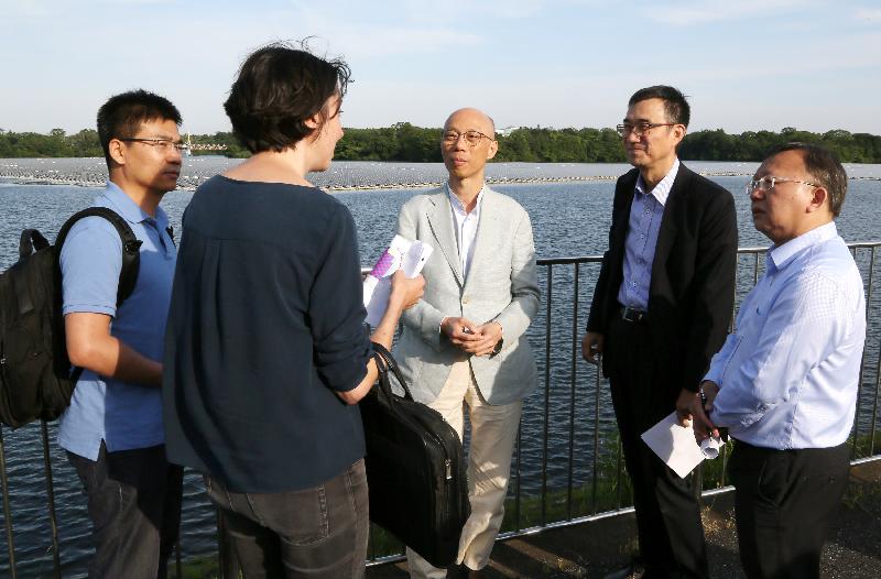 The Secretary for the Environment, Mr Wong Kam-sing (centre), visits the mega floating solar plant at Yamakura Dam Reservoir in Japan this afternoon (May 21). The reservoir is fitted with about 51,000 solar panels.