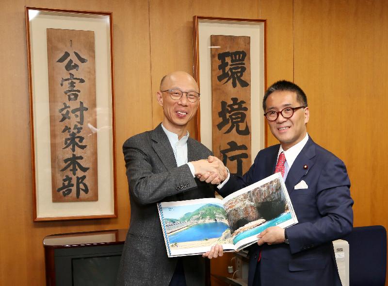 環境局局長黃錦星（左）今日（五月二十二日）下午與日本環境副大臣伊藤忠彥（右）會面，就環境議題交換意見。