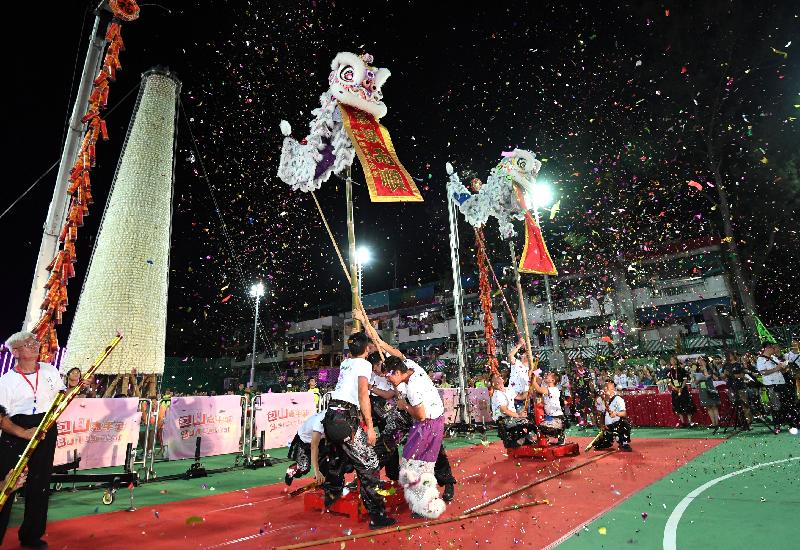 一年一度在长洲举行的抢包山比赛今日（五月二十三日）凌晨结束。图示比赛前精彩的醒狮表演。