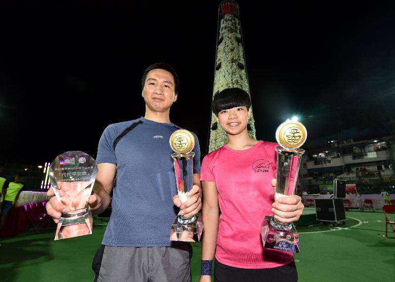 The Bun Scrambling Competition in Cheung Chau concluded early this morning (May 23). Kwok Ka-ming (left) was the male champion and Wu Wing-yu (right) won the women's contest.