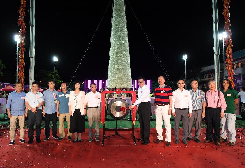 The Bun Scrambling Competition in Cheung Chau concluded early this morning (May 23). Photo shows the Under Secretary for Home Affairs, Mr Jack Chan (sixth right), beating a gong to start the competition.