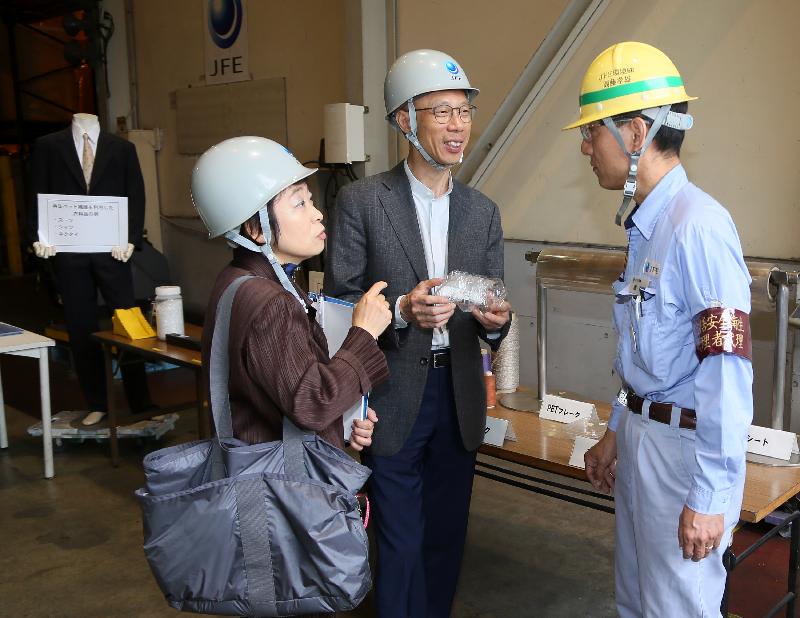 環境局局長黃錦星（中）今日（五月二十三日）下午參觀東京一間膠樽回收再造廠，考察廠內膠樽回收再造過程及最新的回收技術。