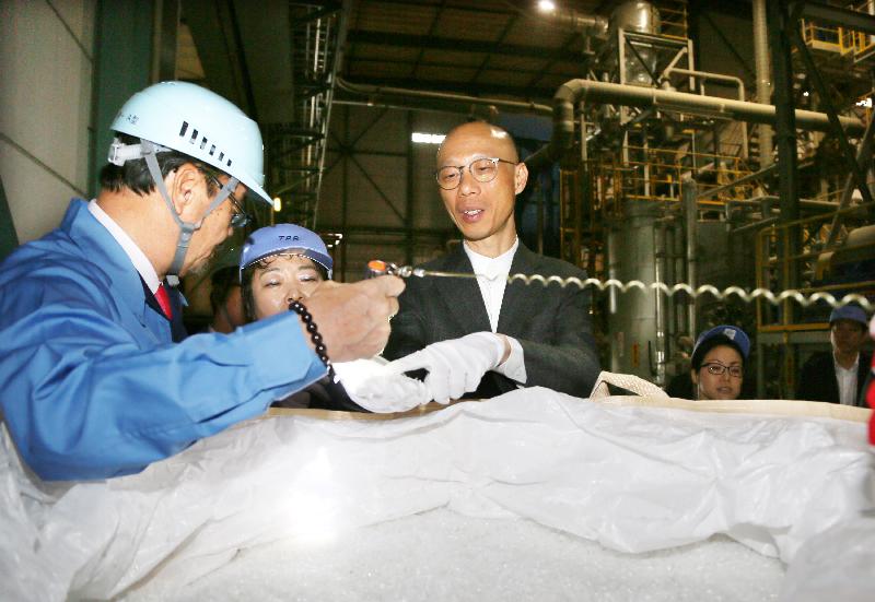 環境局局長黃錦星（右一）今日（五月二十三日）下午參觀東京一間膠樽回收再造廠，研究最新的回收技術。