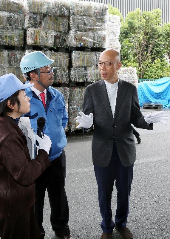 环境局局长黄锦星（右一）今日（五月二十三日）下午参观东京一间胶樽回收再造厂时与当地回收业界人士交流，了解当地回收业的发展概况。
