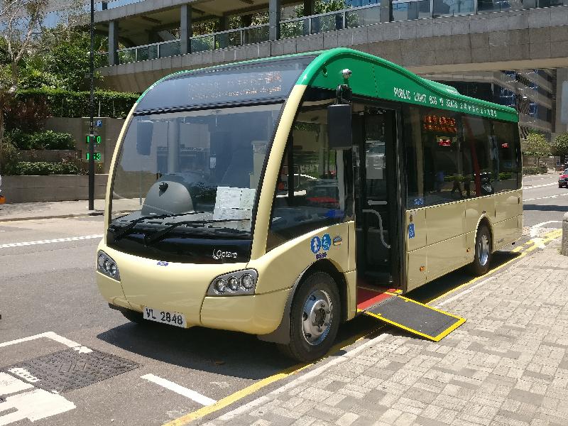 The Transport Department today (May 23) announced that the second low-floor wheelchair accessible public light bus will be put into service from next Monday (May 28) on New Territories green minibus route No. 808 (Kam Ying Court – Prince of Wales Hospital) for an on-the-spot trial operation.