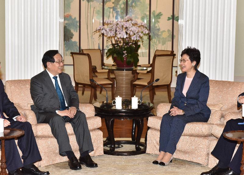 The Chief Executive, Mrs Carrie Lam (right), met Vice-Chairman of the National Committee of the Chinese People's Political Consultative Conference and President of the China Association for Science and Technology Professor Wan Gang (left) at Government House this afternoon (May 23).