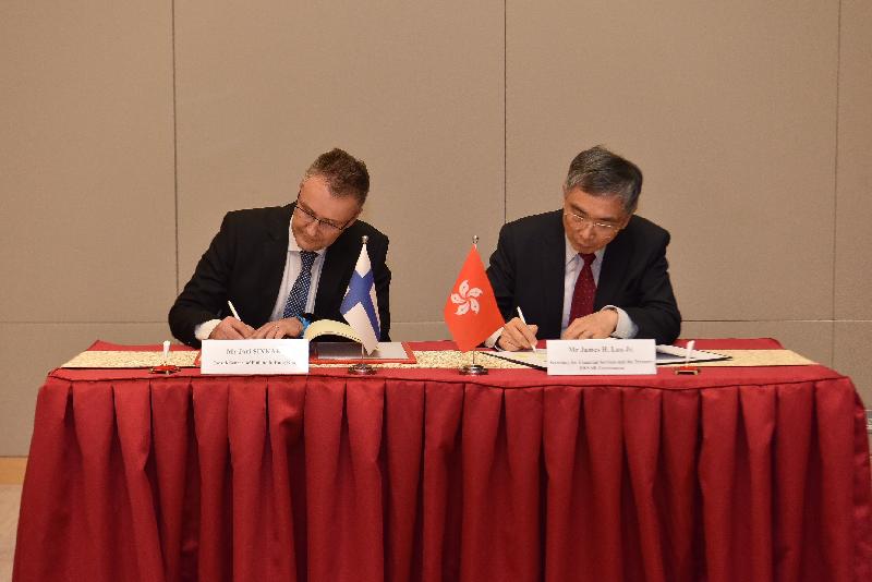 財經事務及庫務局局長劉怡翔（右）和芬蘭駐香港總領事Jari Sinkari（左）今日（五月二十四日）簽署全面性避免雙重課稅協定。