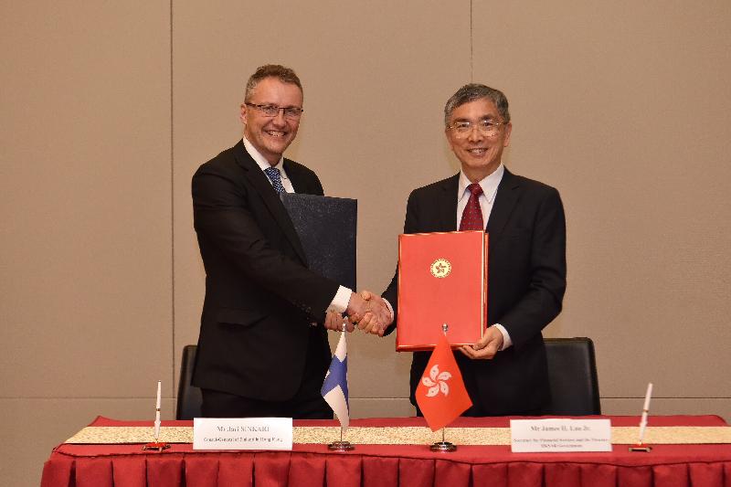财经事务及库务局局长刘怡翔（右）和芬兰驻香港总领事Jari Sinkari（左）今日（五月二十四日）在签署全面性避免双重课税协定后交换文件。