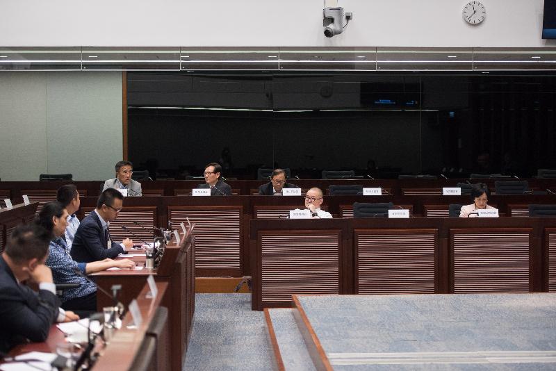 Members of the Legislative Council (LegCo) and Tsuen Wan District Council discuss the launch of a study on the construction of the Tuen Mun-Tsuen Wan-Sha Tin Monorail in the LegCo Complex today (May 25).